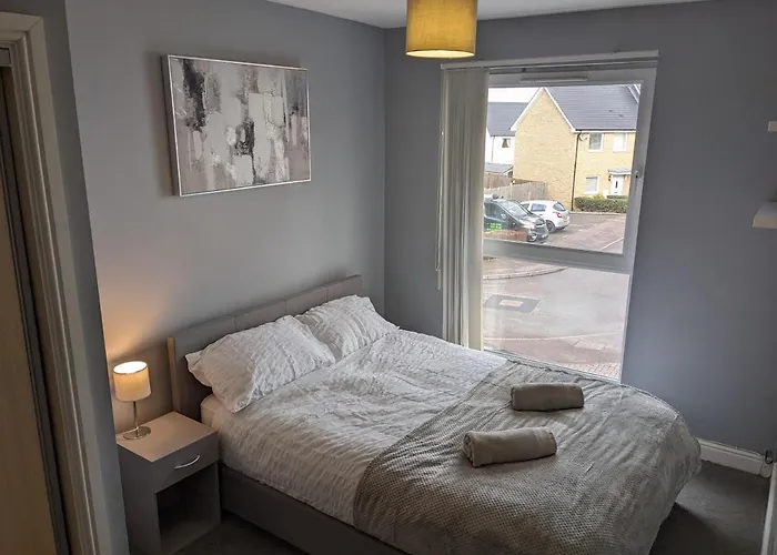 Entire 3 Bed Home Sleeps 6, Wifi, 2 Parking Spaces