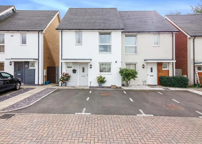Entire 3 Bed Home Sleeps 6, Wifi, 2 Parking Spaces