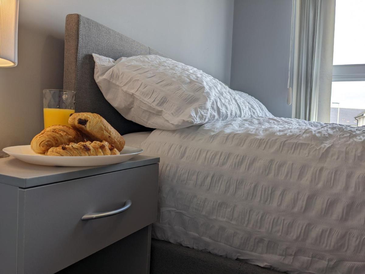 Holiday home Entire 3 Bed Sleeps 6, Wifi, 2 Parking Spaces Milton Keynes